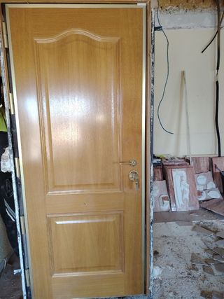 Puerta blindada de madera