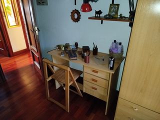 Mesa de madera beige y marrón