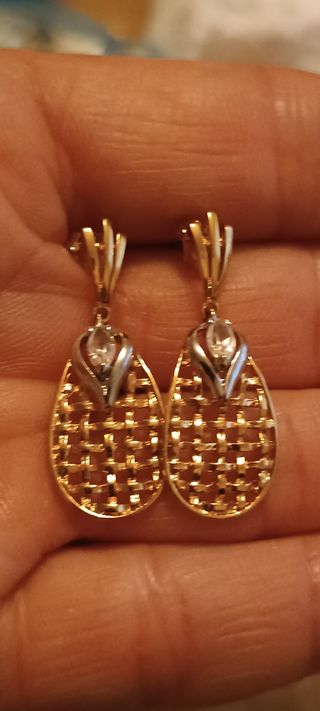 Bonitos pendientes chapados en oro