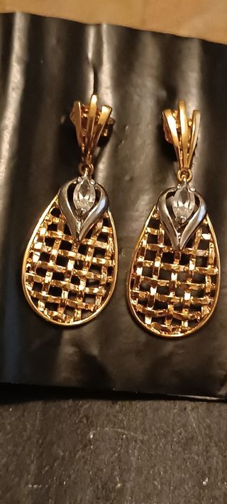 Bonitos pendientes chapados en oro