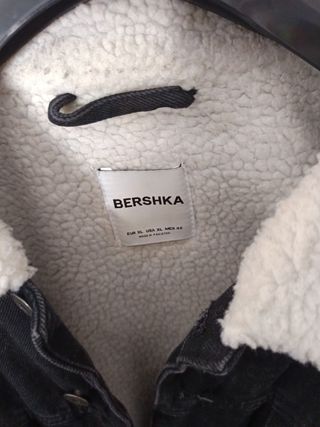 Cazadora vaquera Bershka negra con borrego