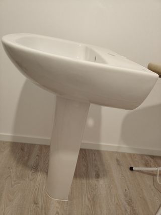 Lavabo con pie blanco de la marca gala.