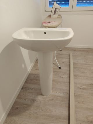 Lavabo con pie blanco de la marca gala.