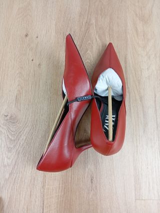 Zapatos de tacón Zara rojos piel
