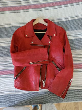 Cazadora de piel roja