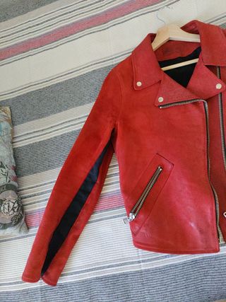 Cazadora de piel roja