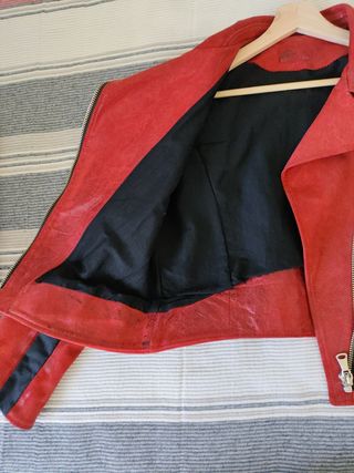 Cazadora de piel roja