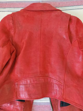 Cazadora de piel roja
