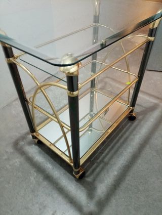 Mesa de cristal con ruedas dorada
