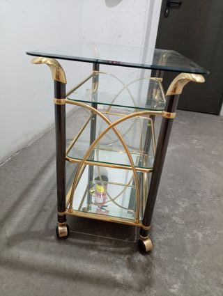 Mesa de cristal con ruedas dorada