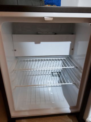 Mini nevera con cerradura no tiene llave