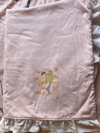 Manta de bebé rosa con conejitos.