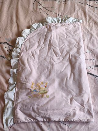 Manta de bebé rosa con conejitos.