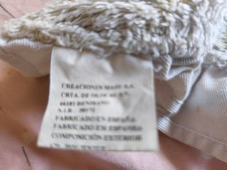 Manta de bebé rosa con conejitos.