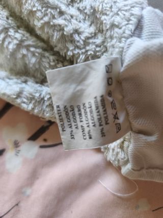 Manta de bebé rosa con conejitos.