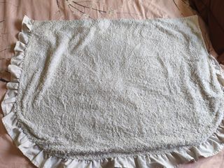 Manta de bebé rosa con conejitos.