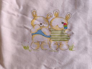 Manta de bebé rosa con conejitos.