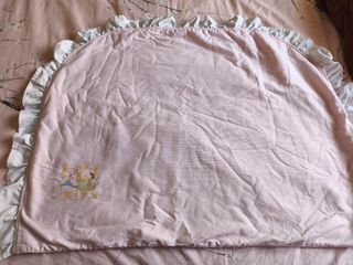 Manta de bebé rosa con conejitos.