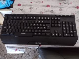 Teclado KROM Negro