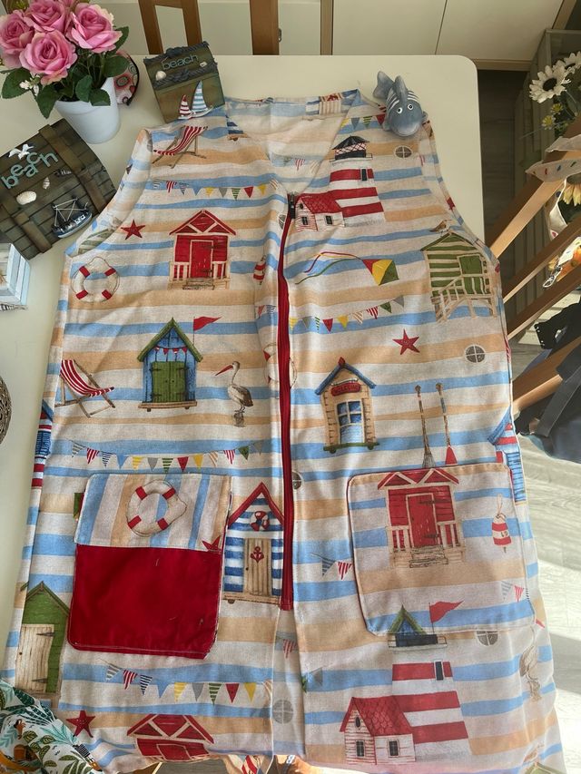 Bata maestra con motivos playa y bolsa de la misma