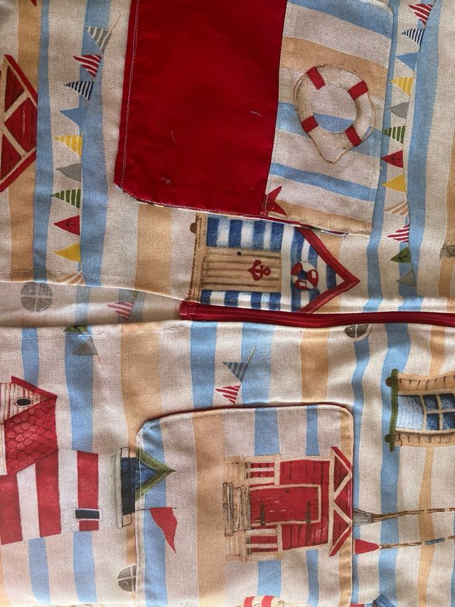 Bata maestra con motivos playa y bolsa de la misma