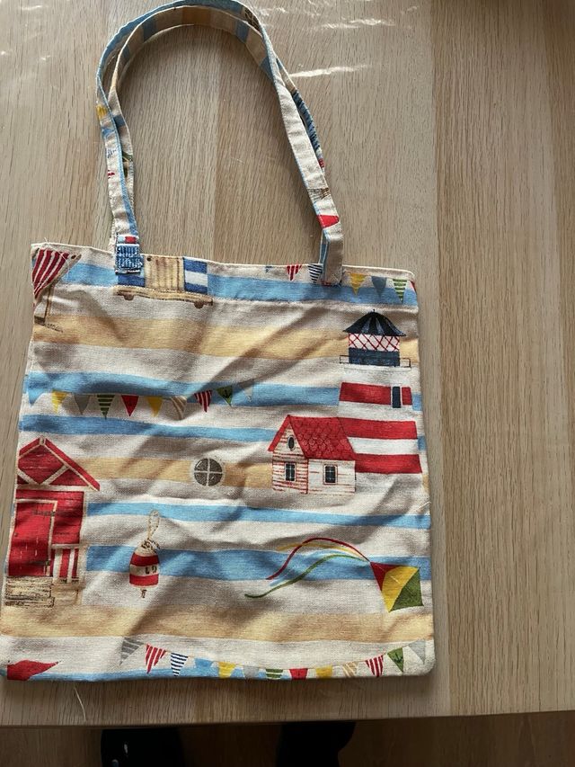 Bata maestra con motivos playa y bolsa de la misma