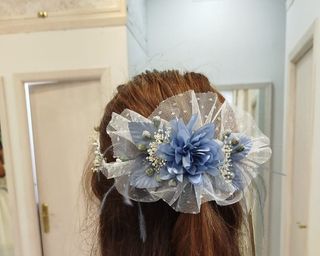 Tocado niña comunión flor azul y blanco