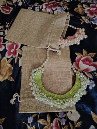 Gargantilla tejida en ganchillo y perlas