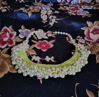 Gargantilla tejida en ganchillo y perlas