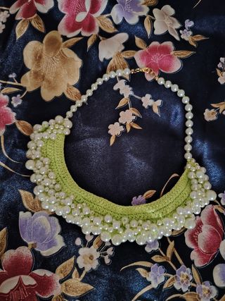 Gargantilla tejida en ganchillo y perlas