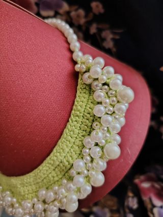 Gargantilla tejida en ganchillo y perlas