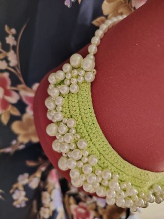 Gargantilla tejida en ganchillo y perlas