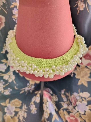 Gargantilla tejida en ganchillo y perlas
