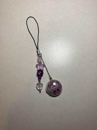 Llaveros con dijes de personajes y cuentas