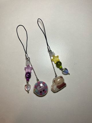 Llaveros con dijes de personajes y cuentas