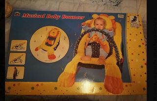 Hamaca balancín para bebé con peluches