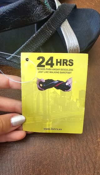 Sandalias 24HRS Negras y Plateadas. Número 36