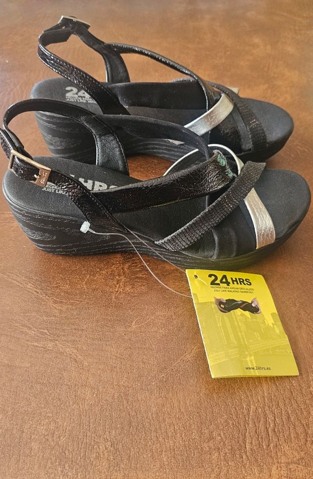 Sandalias 24HRS Negras y Plateadas. Número 36
