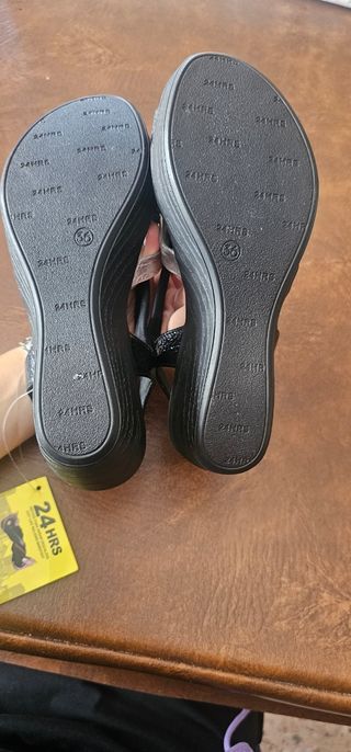 Sandalias 24HRS Negras y Plateadas. Número 36