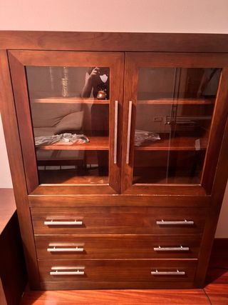 Muebles de salón de madera y mesa.
