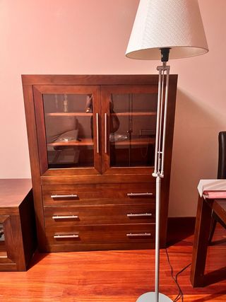 Muebles de salón de madera y mesa.
