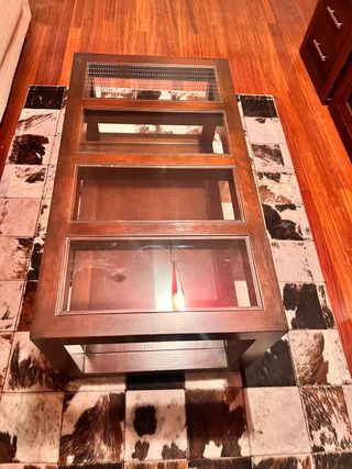 Muebles de salón de madera y mesa.
