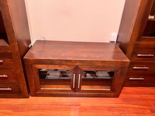 Muebles de salón de madera y mesa.
