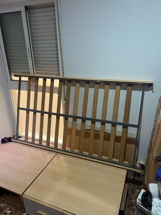 Somier, colchón (de 90cm) y cajoneras.