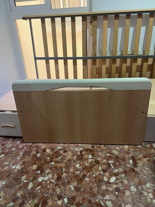 Somier, colchón (de 90cm) y cajoneras.