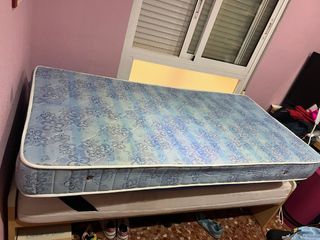 Somier, colchón (de 90cm) y cajoneras.