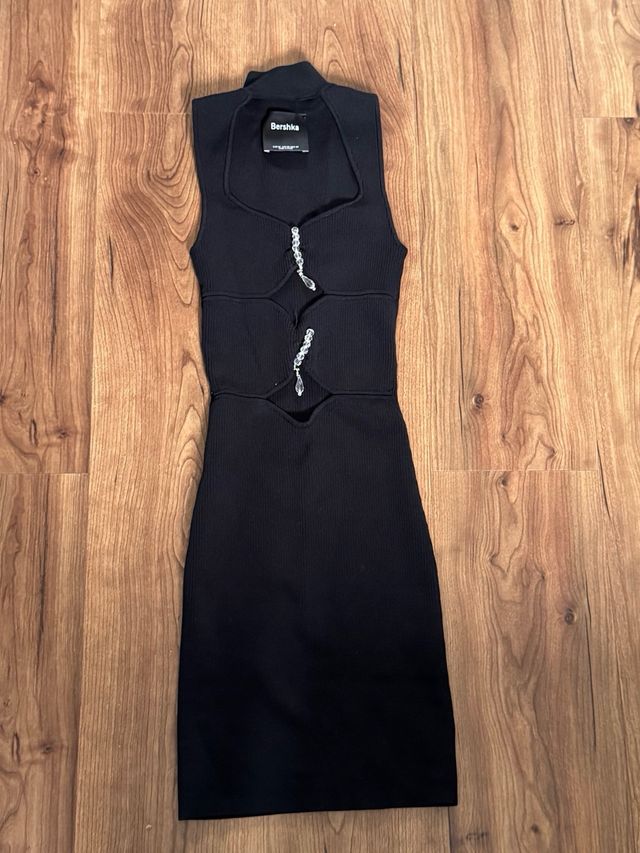 Vestido negro con escote y detalles