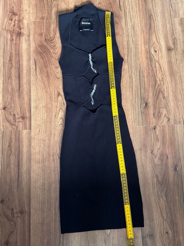 Vestido negro con escote y detalles