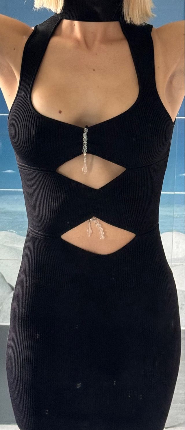 Vestido negro con escote y detalles