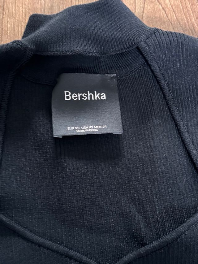 Vestido negro con escote y detalles